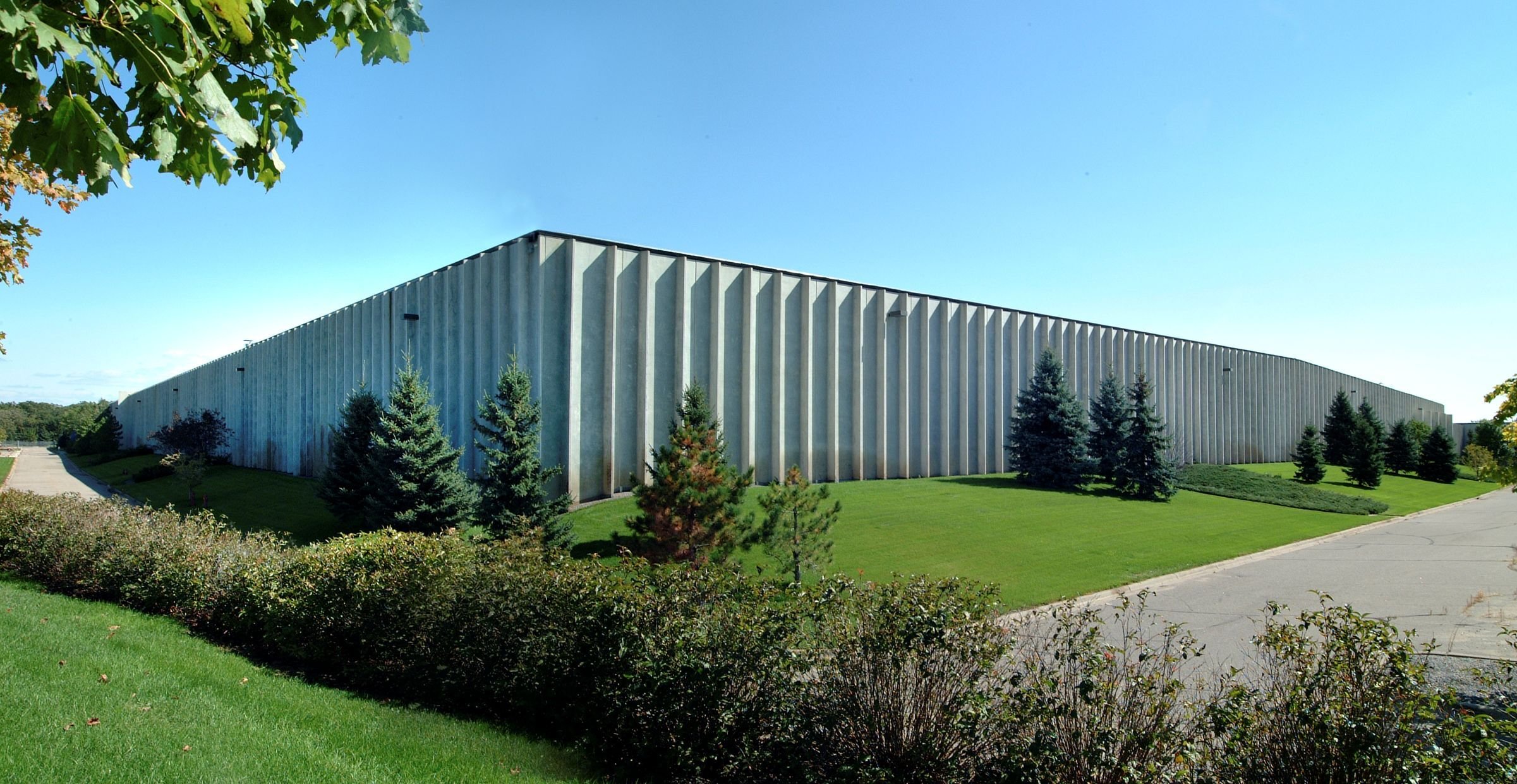 Warehouse exterior at Fingerhut Distribution Center built by Rice Companies with large-scale distribution design.